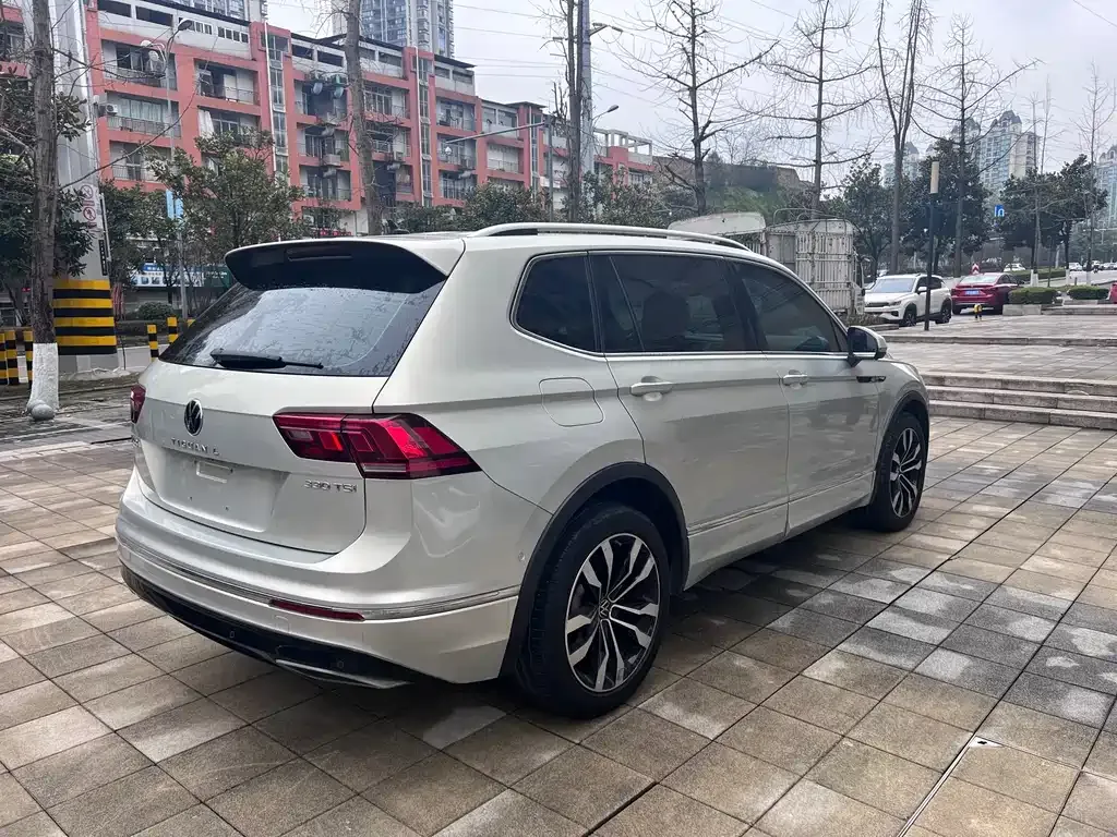 Volkswagen Tiguan L — фото 9