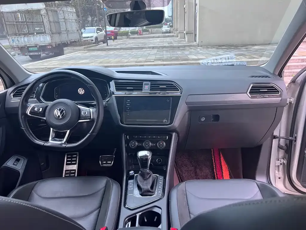 Volkswagen Tiguan L — фото 2