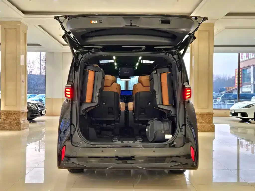 Toyota Alphard — фото 8