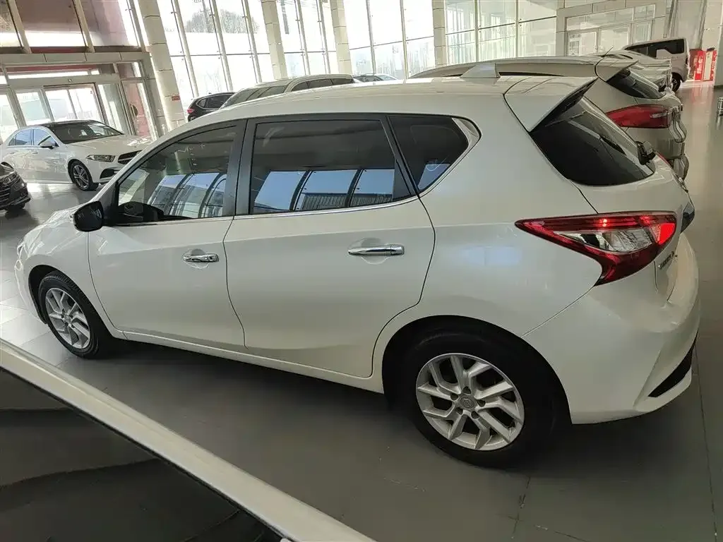 Nissan Tiida — фото 10