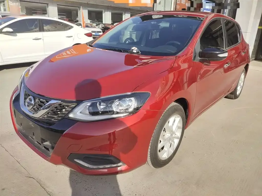 Nissan Tiida — фото 1