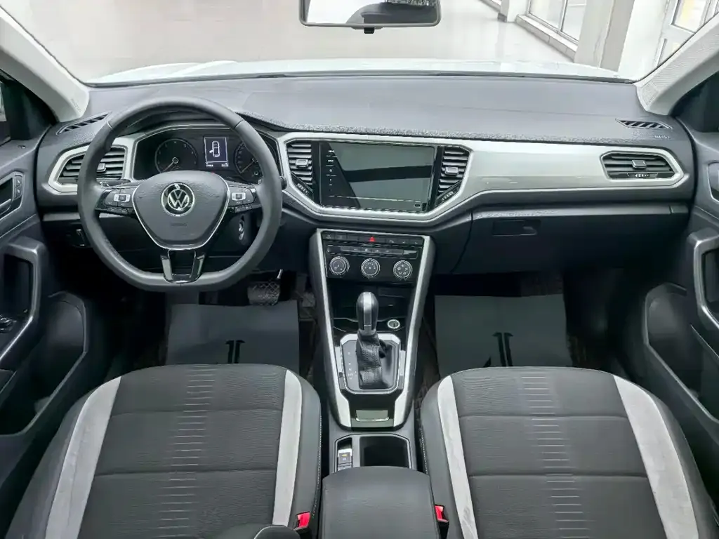 Volkswagen T-Roc — фото 10