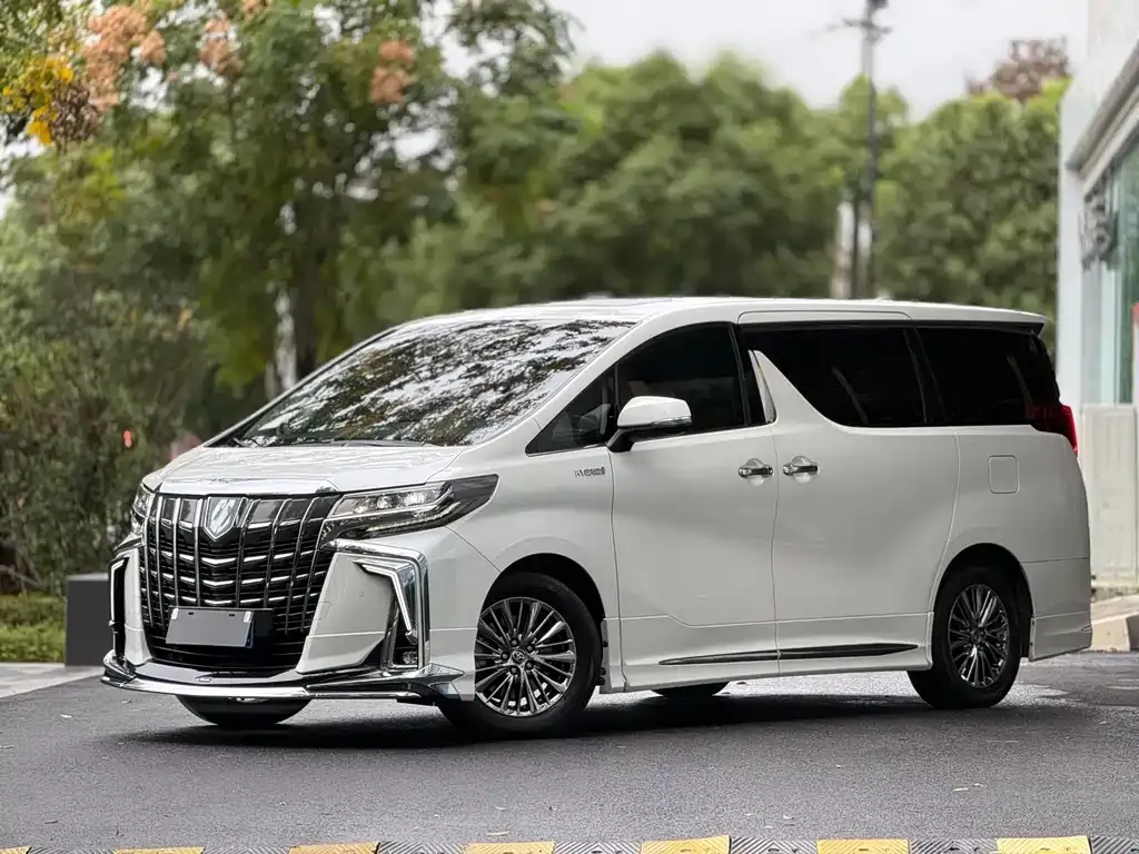 Toyota Alphard — фото 1