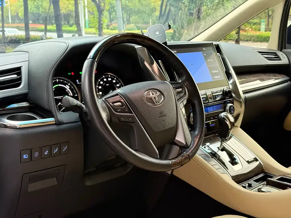 Toyota Alphard — фото 3