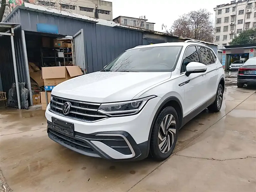 Volkswagen Tiguan L — фото 1