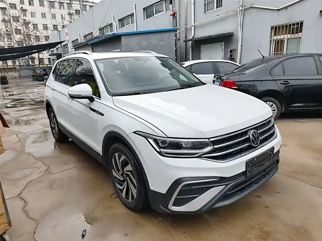 Volkswagen Tiguan L — фото 2