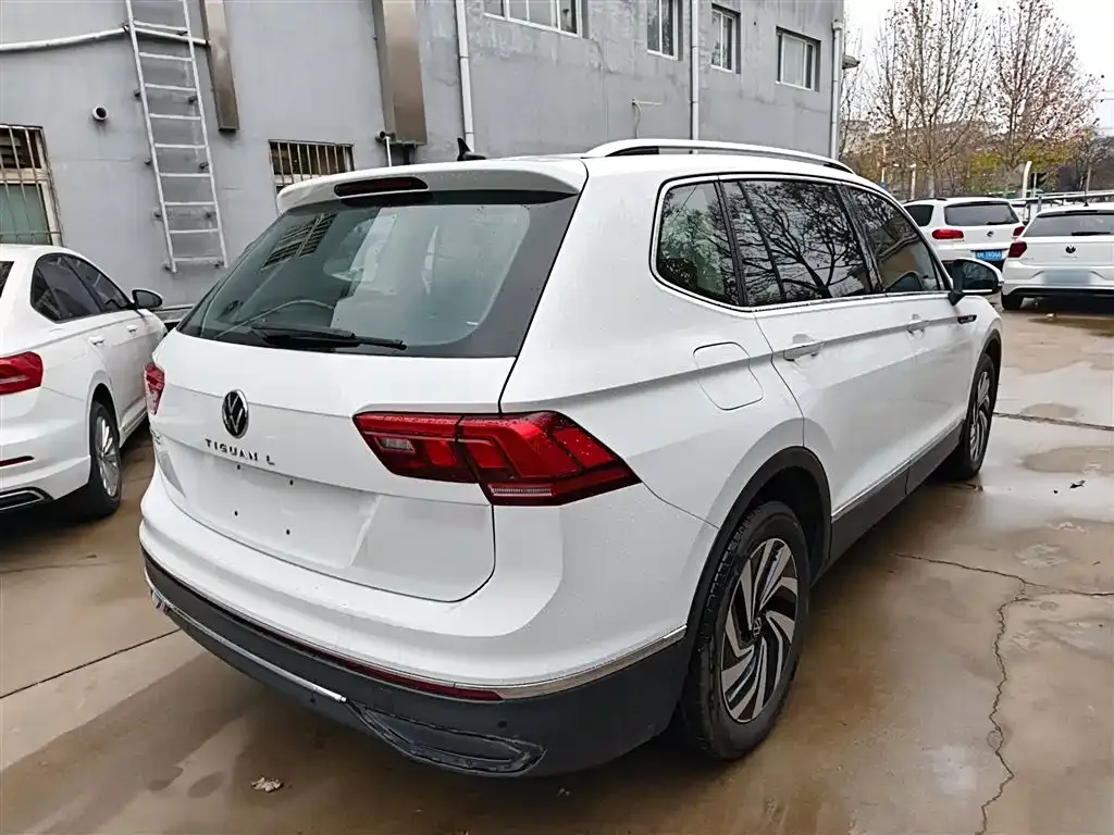 Volkswagen Tiguan L — фото 10