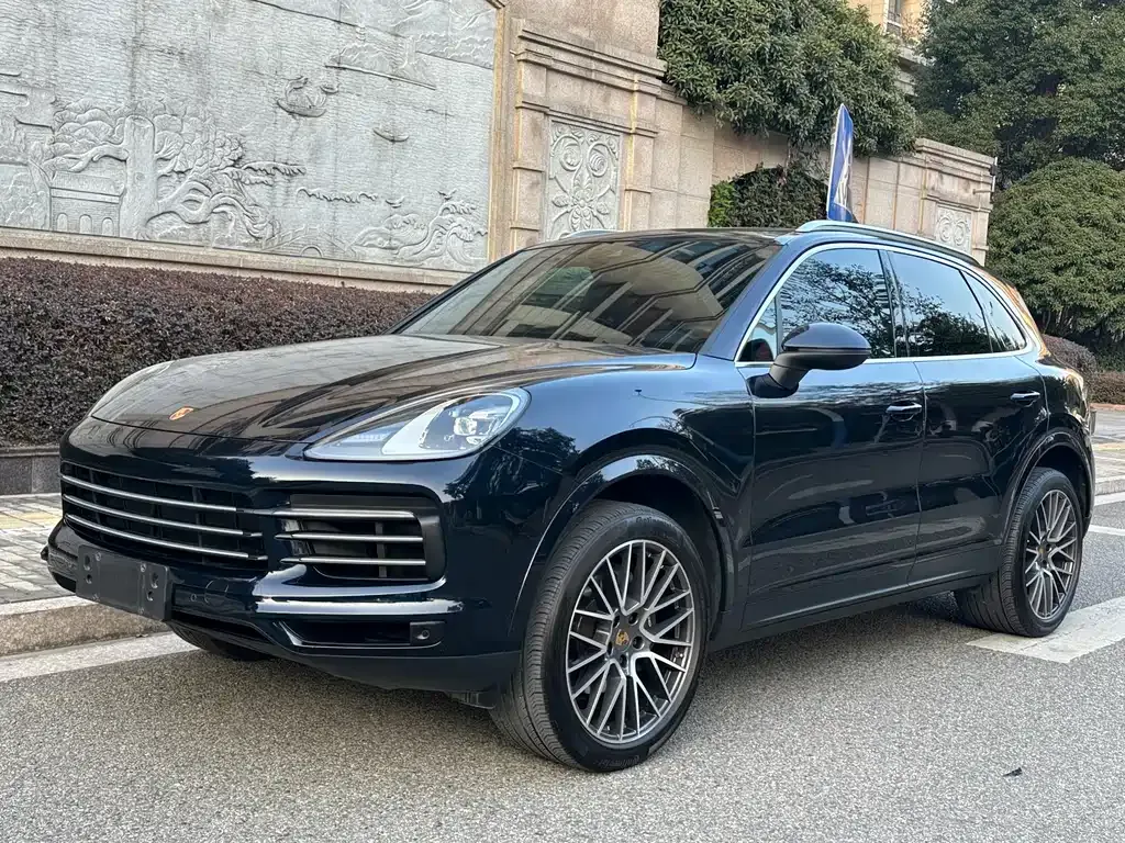Porsche Cayenne — фото 1