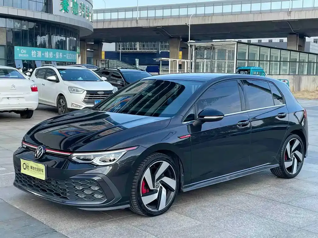 Volkswagen Golf GTI — фото 1