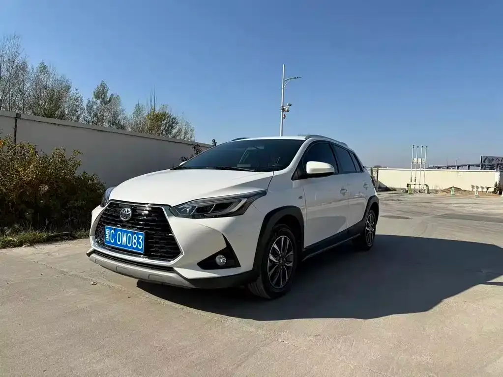 Toyota Yaris L — фото 1