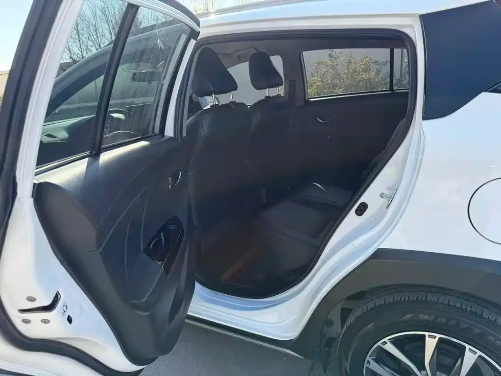 Toyota Yaris L — фото 3