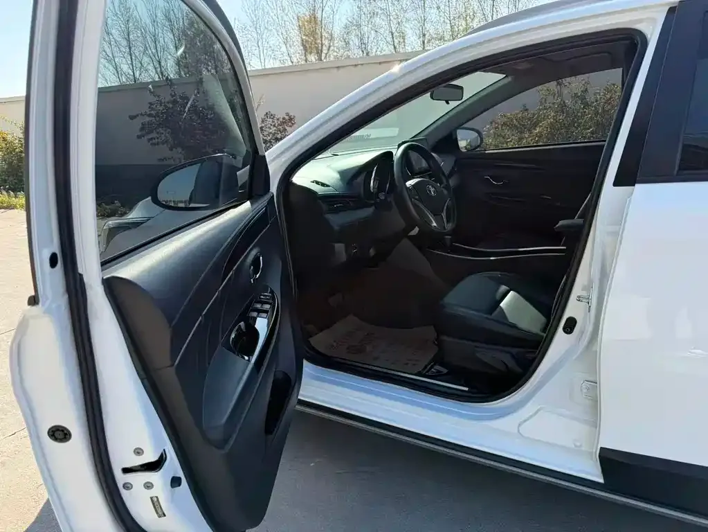 Toyota Yaris L — фото 6