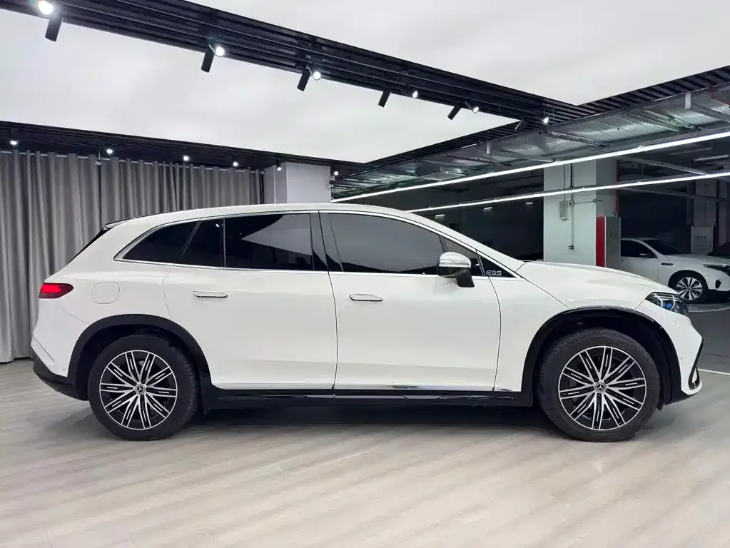 Mercedes-Benz EQS SUV — фото 6