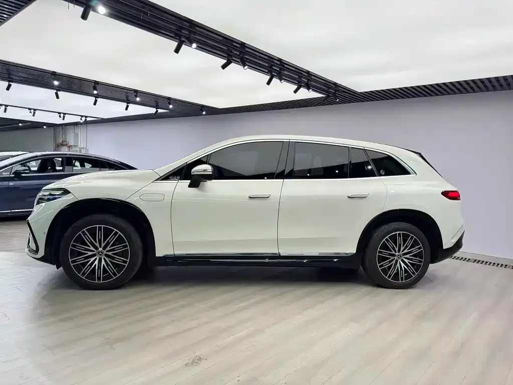 Mercedes-Benz EQS SUV — фото 3