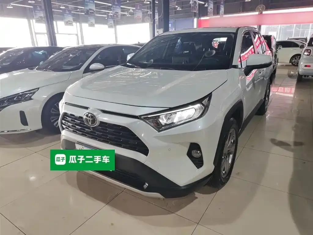 Toyota RAV4 — фото 1