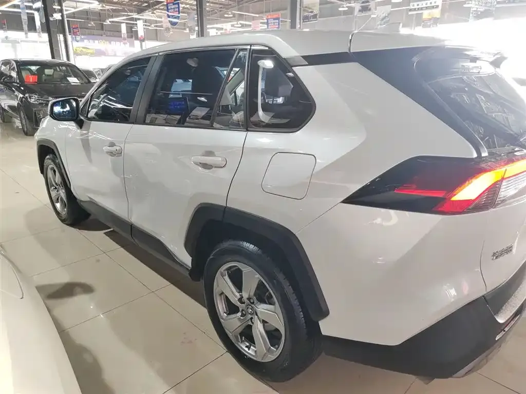 Toyota RAV4 — фото 2