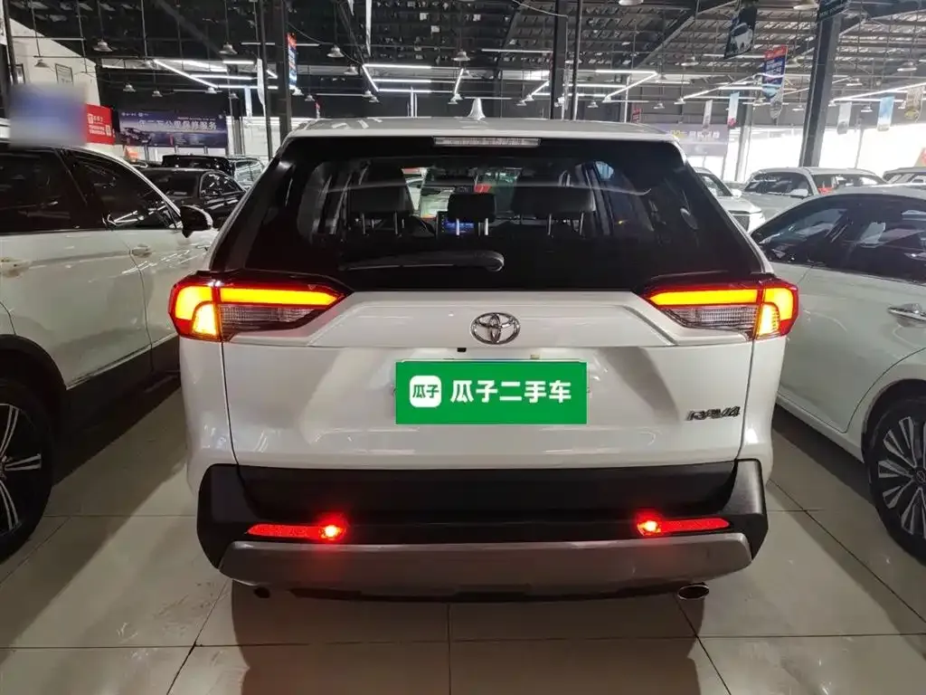 Toyota RAV4 — фото 7