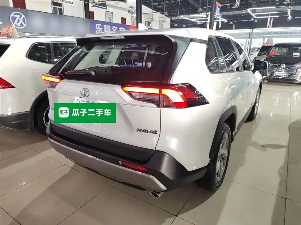 Toyota RAV4 — фото 3