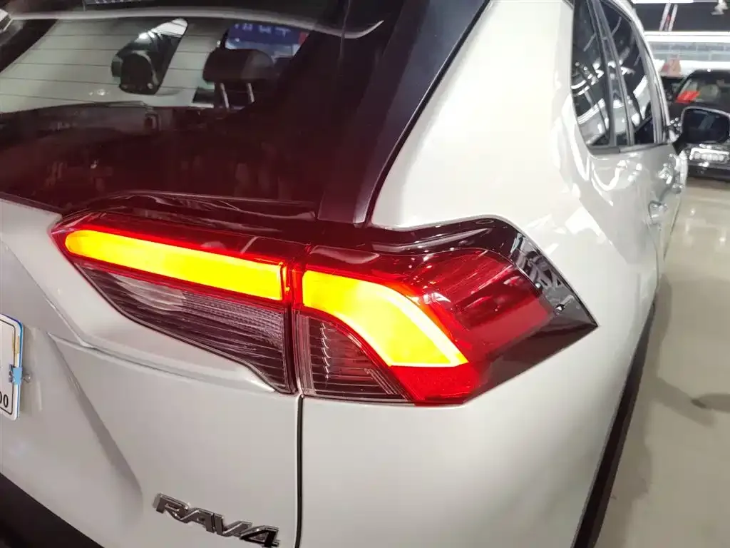 Toyota RAV4 — фото 4