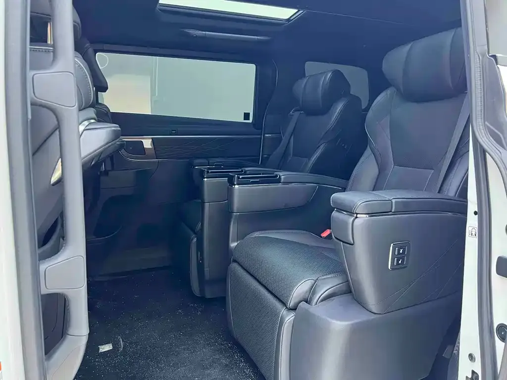 Toyota Alphard — фото 9