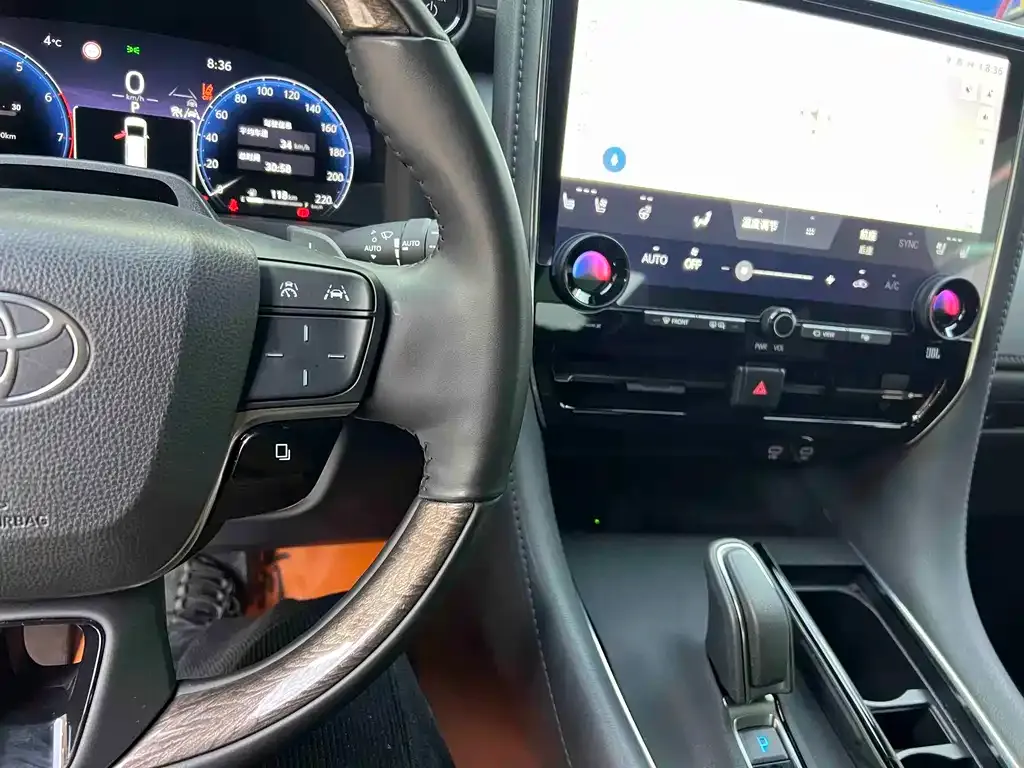 Toyota Alphard — фото 8