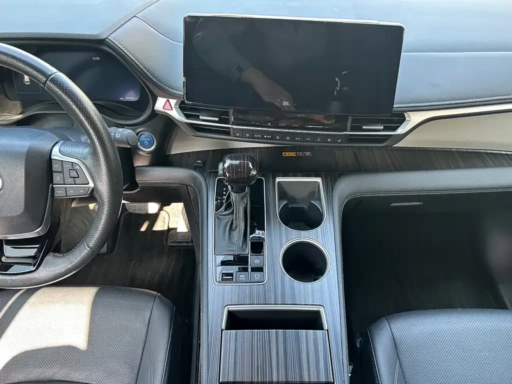 Toyota Granvia — фото 6