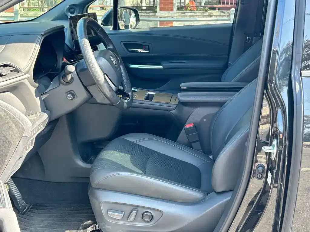Toyota Granvia — фото 5