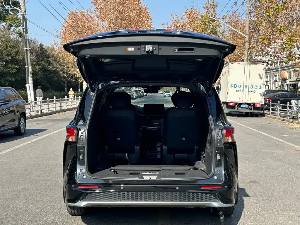 Toyota Granvia — фото 7
