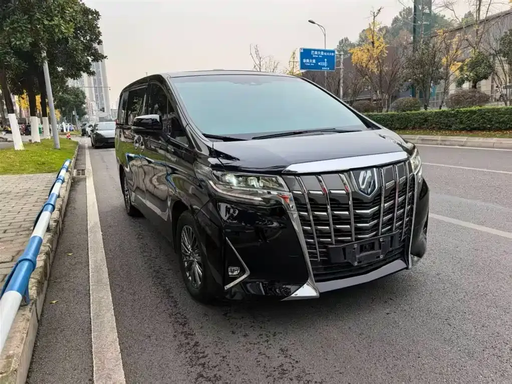 Toyota Alphard — фото 1