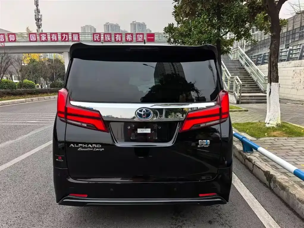 Toyota Alphard — фото 4