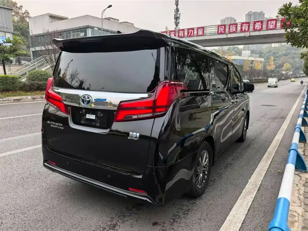 Toyota Alphard — фото 2