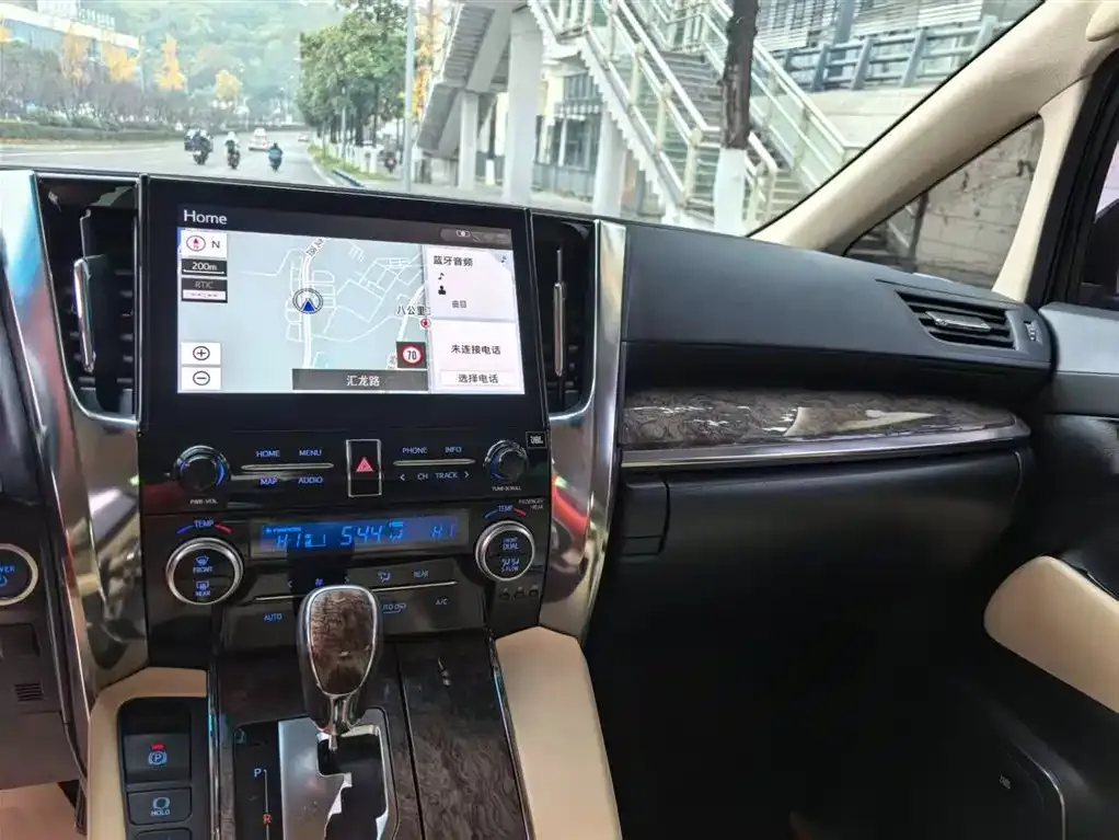 Toyota Alphard — фото 7