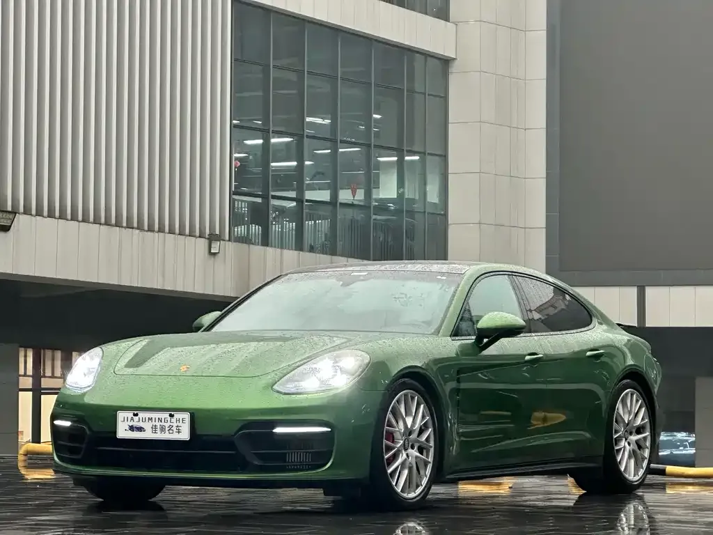 Porsche Panamera — фото 1