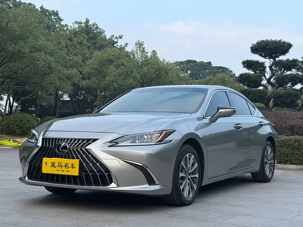 Lexus ES — фото 1