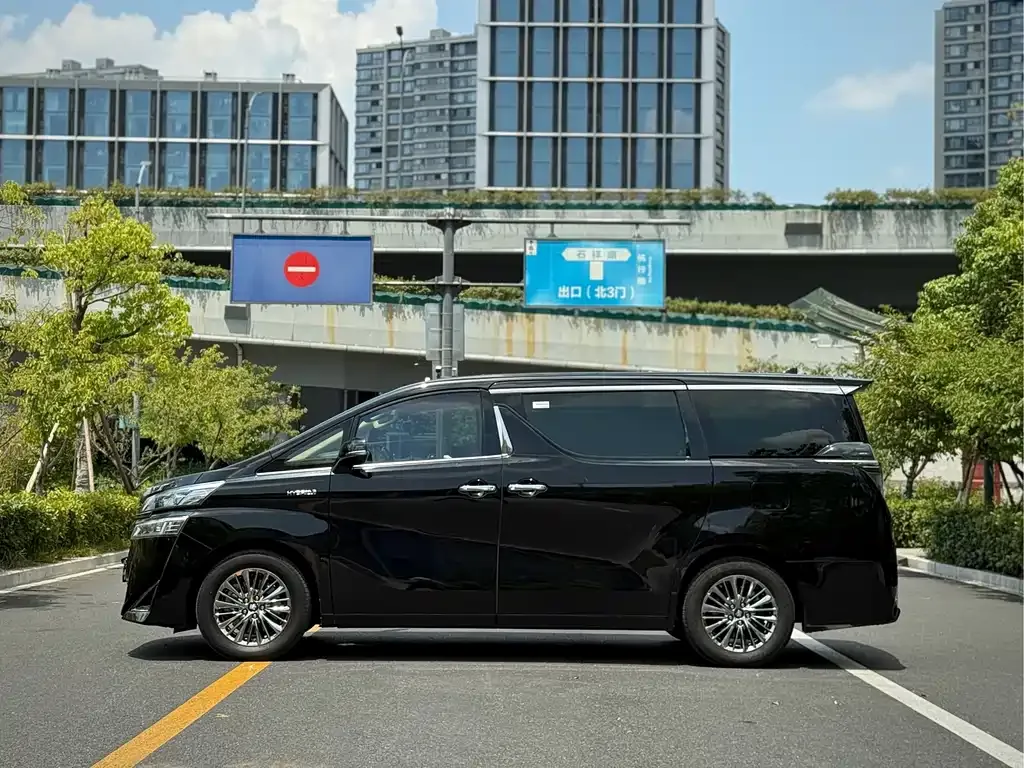 Toyota Vellfire — фото 2