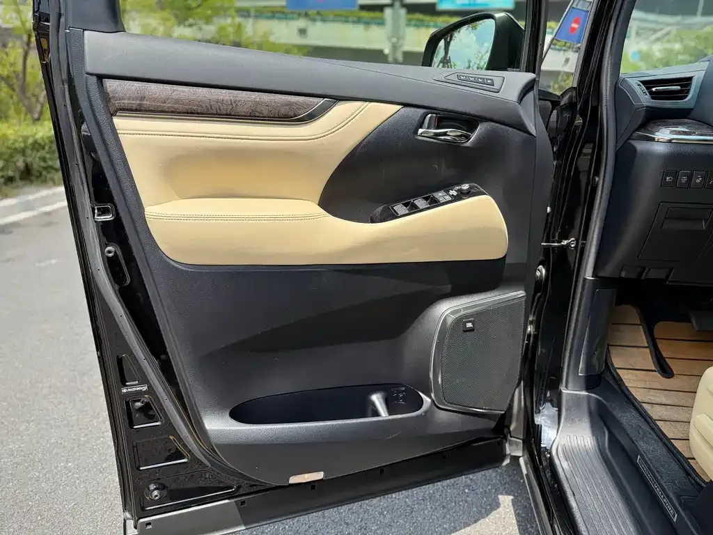 Toyota Vellfire — фото 9