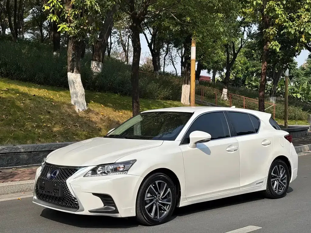 Lexus CT — фото 1