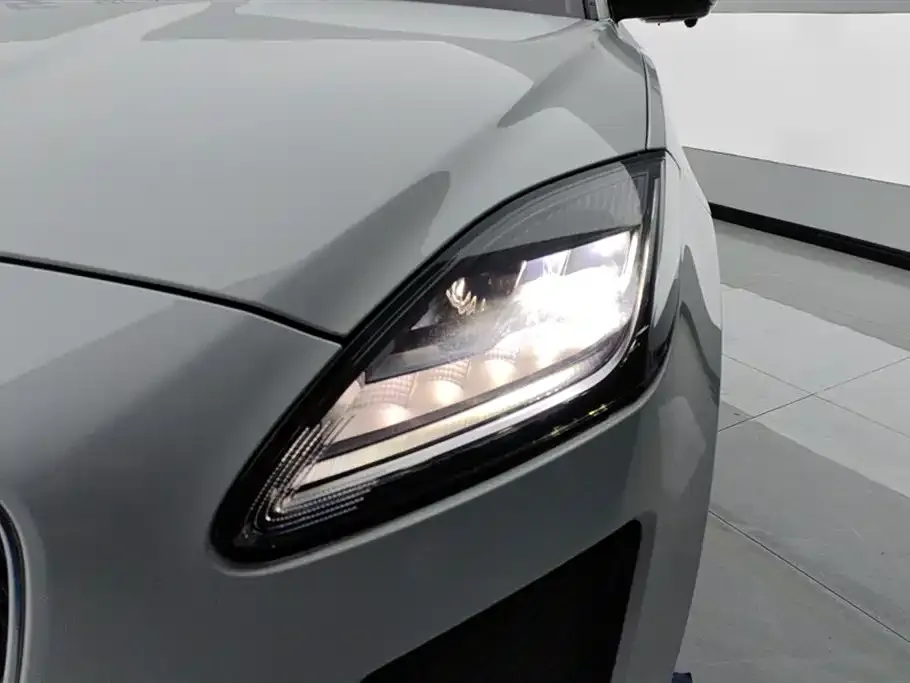 Jaguar E-PACE — фото 10