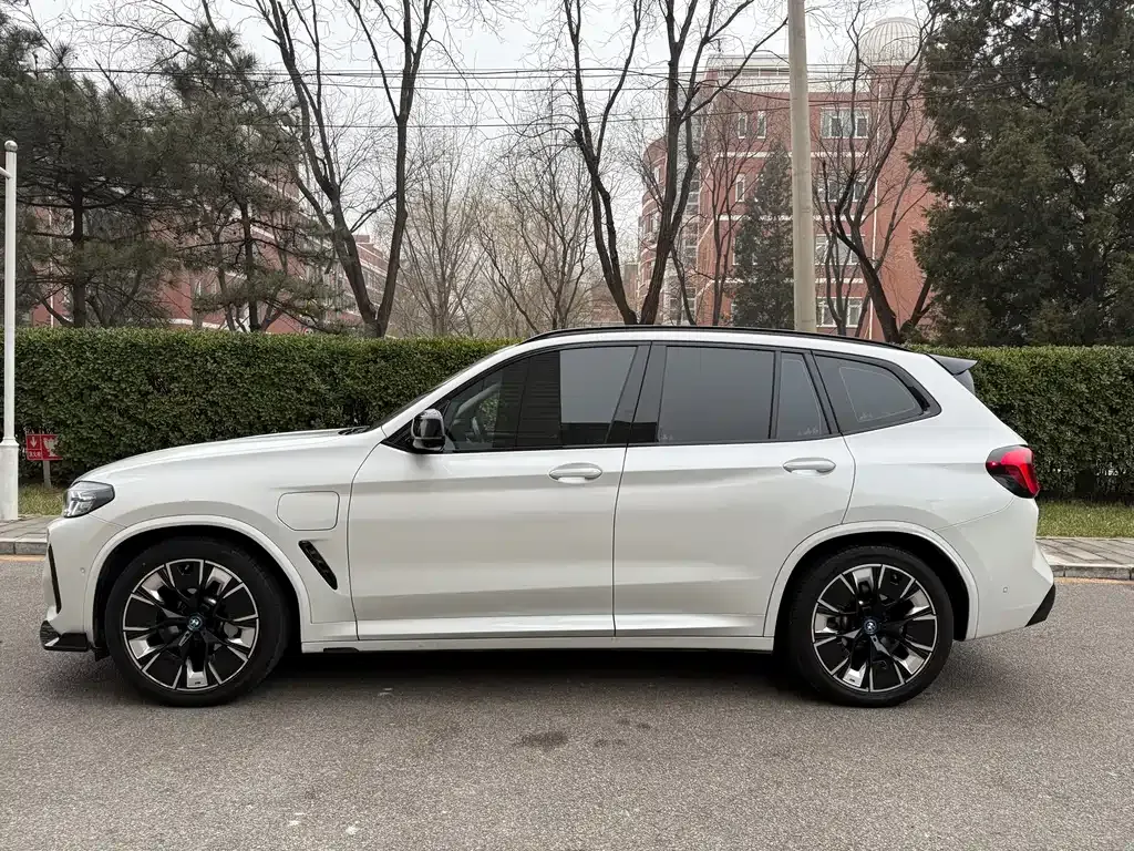BMW iX3 — фото 9