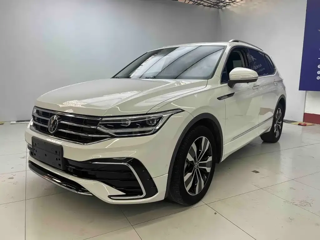 Volkswagen Tiguan L — фото 1