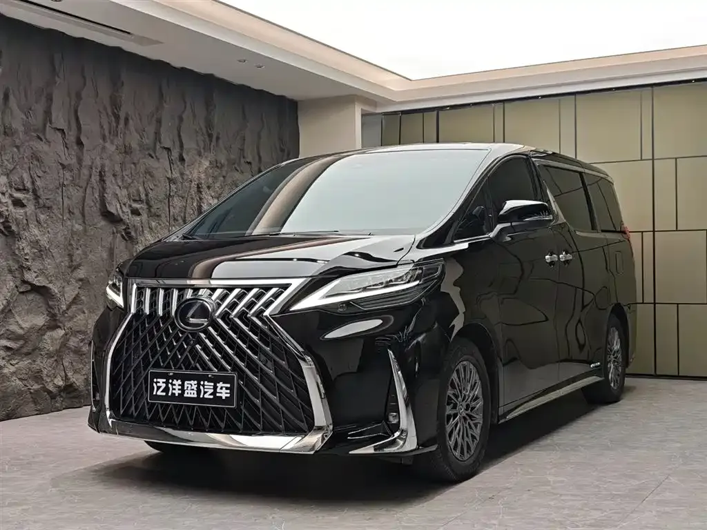 Lexus LM — фото 1