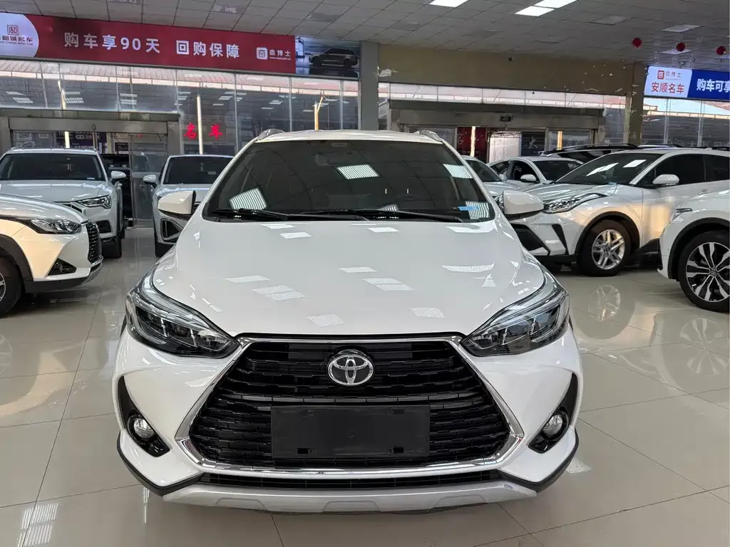 Toyota Yaris L — фото 2