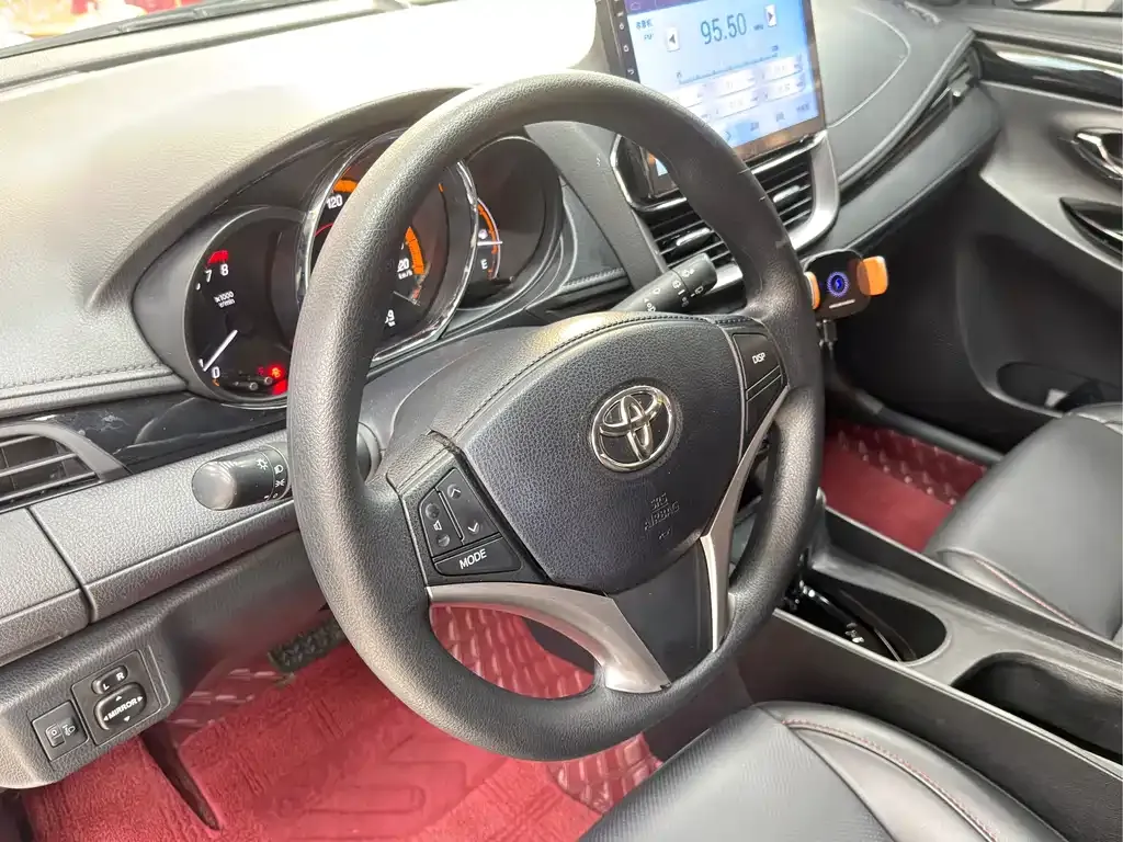 Toyota Yaris L — фото 4