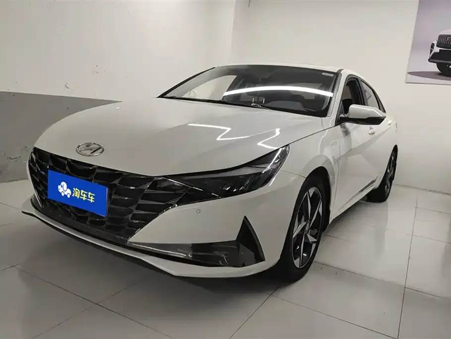 Hyundai Elantra — фото 1