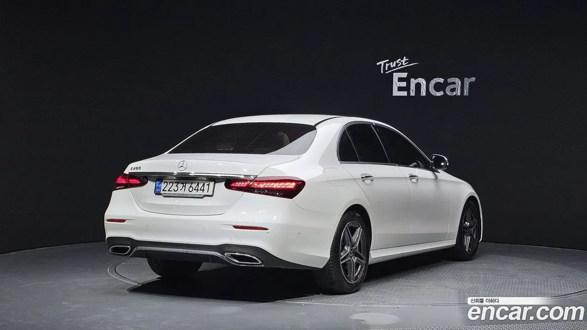 Mercedes-Benz E-Class — фото 2