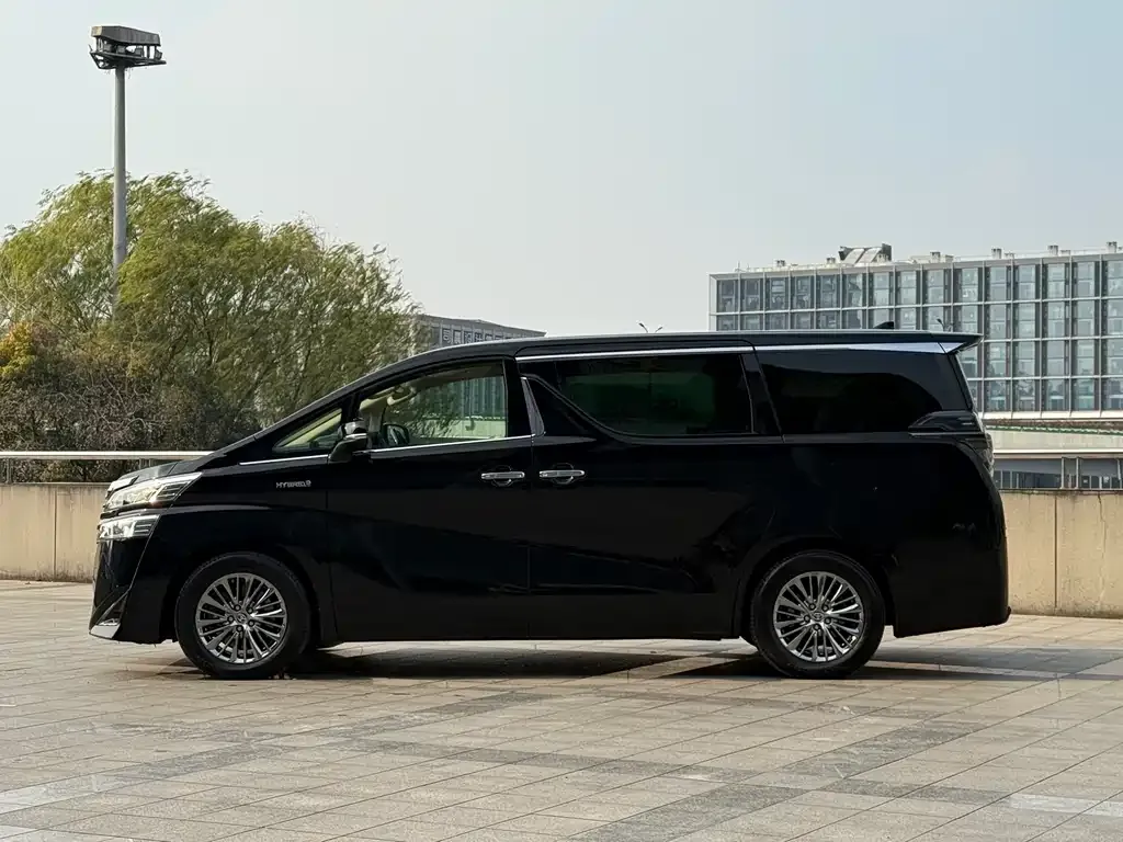 Toyota Vellfire — фото 2