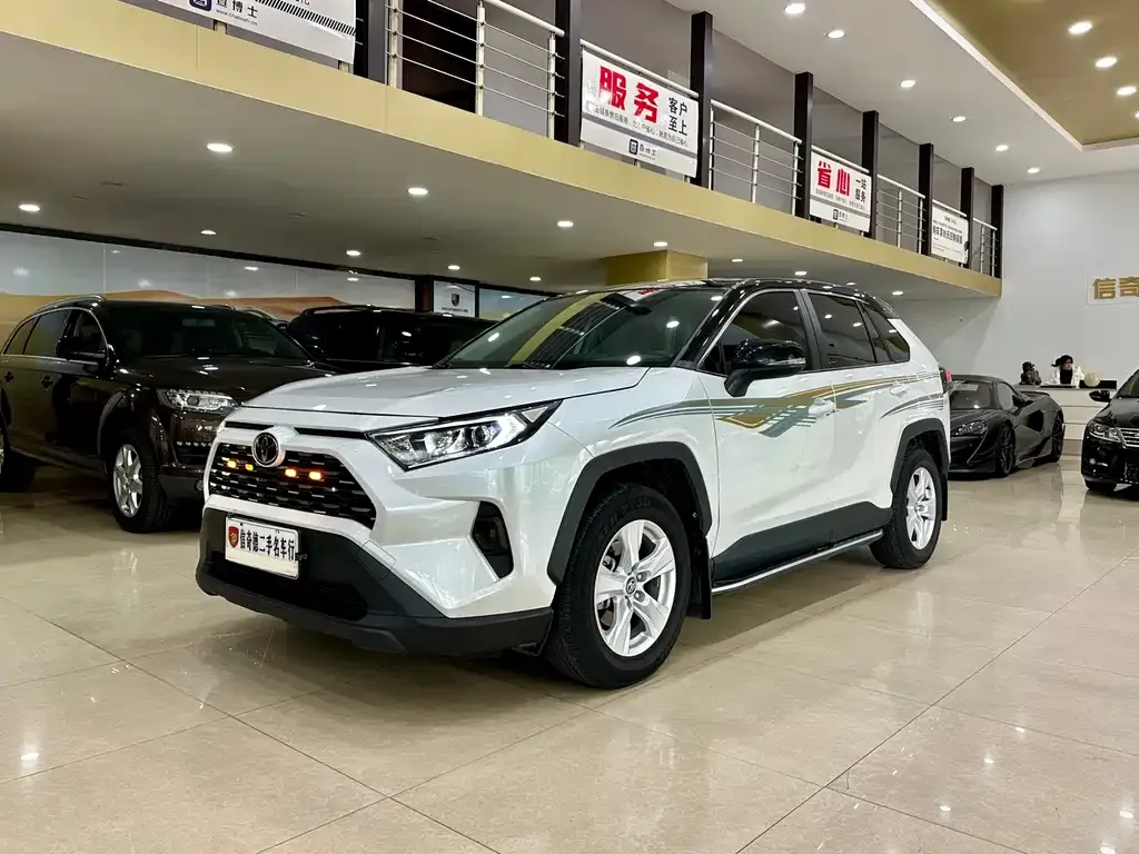 Toyota RAV4 — фото 1