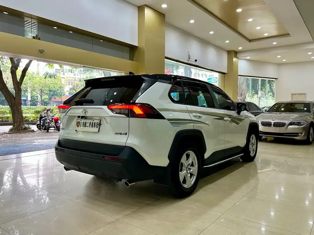 Toyota RAV4 — фото 10