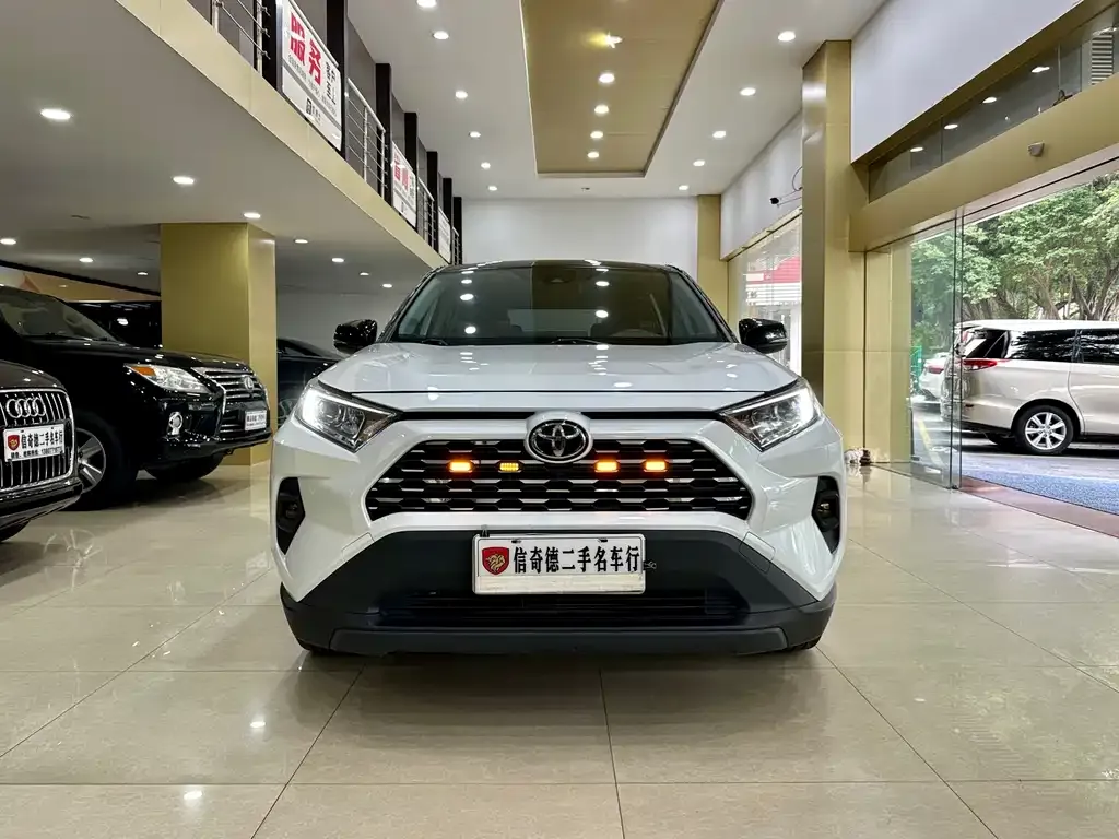 Toyota RAV4 — фото 7