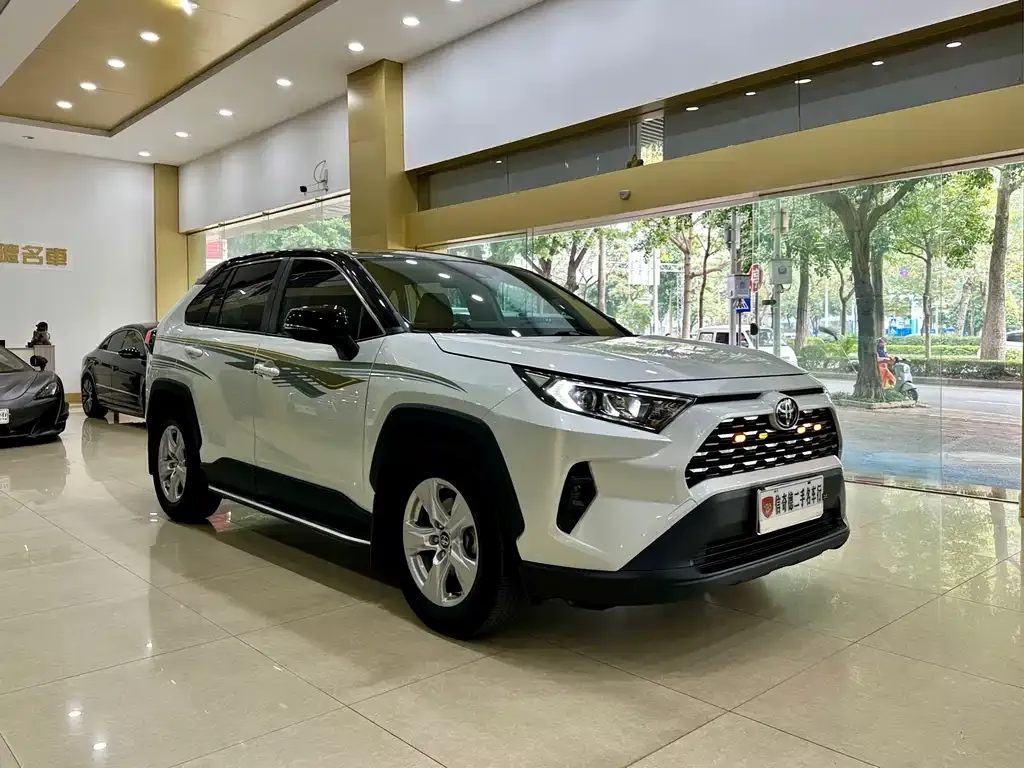 Toyota RAV4 — фото 2